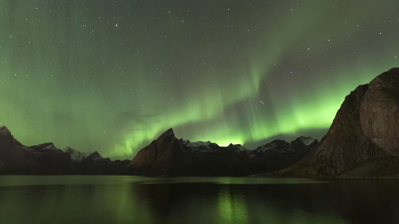 Time Lapse of strong aurora borealis dancing over the mountains in Hamn&oslash;y, Lofoten