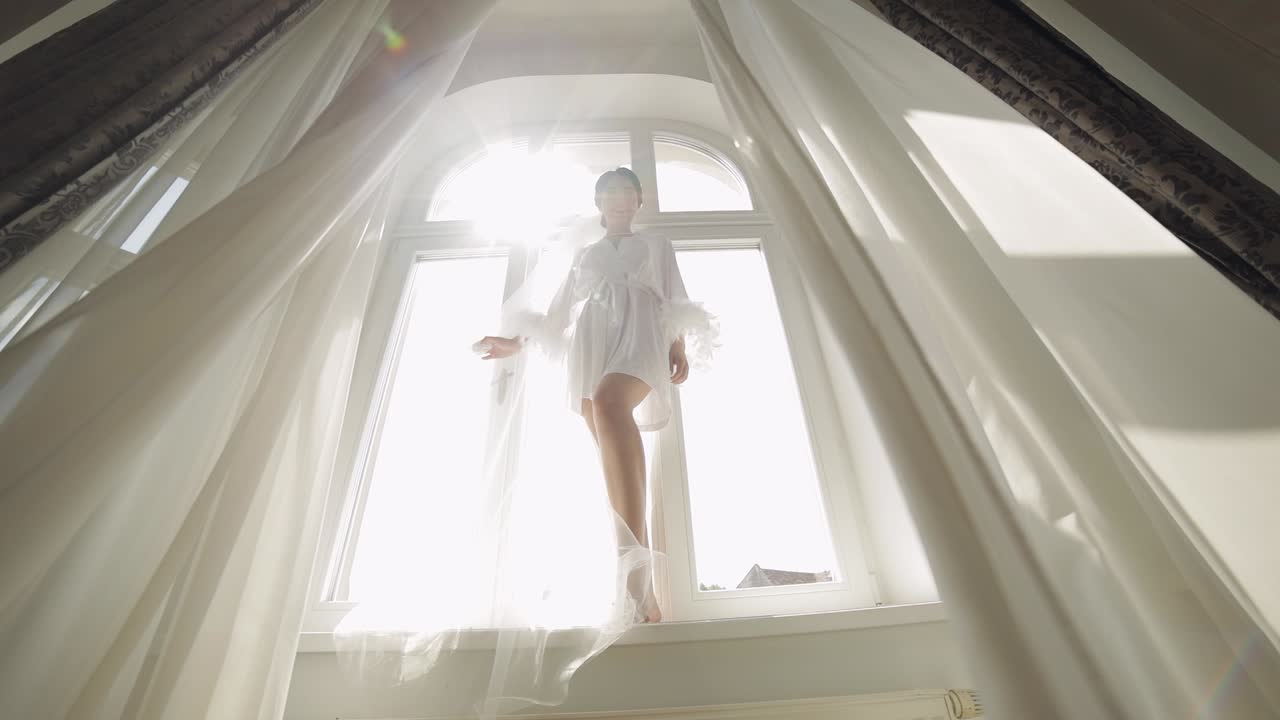 невеста в будоарном платье, оставаться на подоконнике, свадебные утренние приготовления, женщина в ночном платьи, завеса.