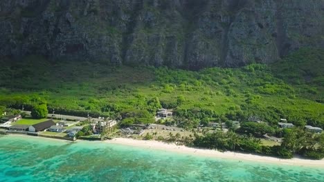 el parque de la playa de kaiona en la isla hawaiana de oahu se encuentra en el lado de barlovento frente al amanecer