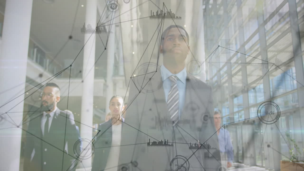 profesionales de negocios caminando en la oficina con animación de red de datos sobre ellos