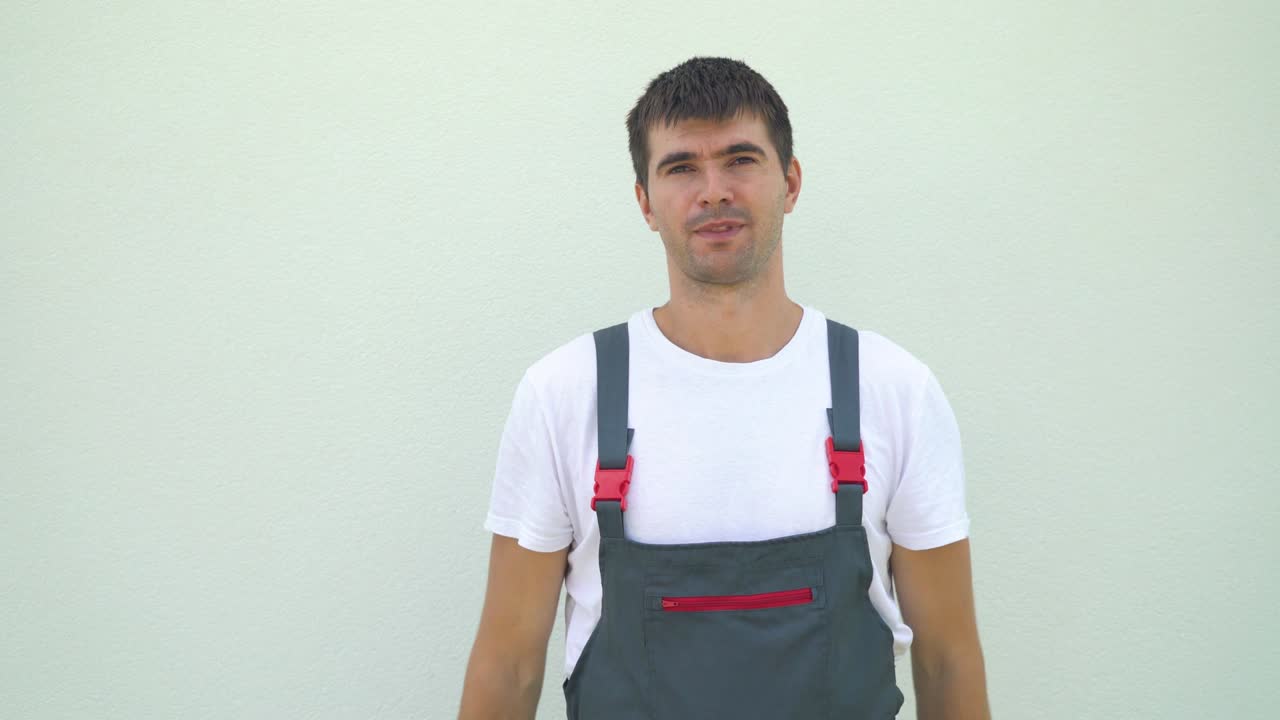 retrato de engenheiro sorridente feliz cruzando os braços isolado em fundo claro com espaço livre e de cópia