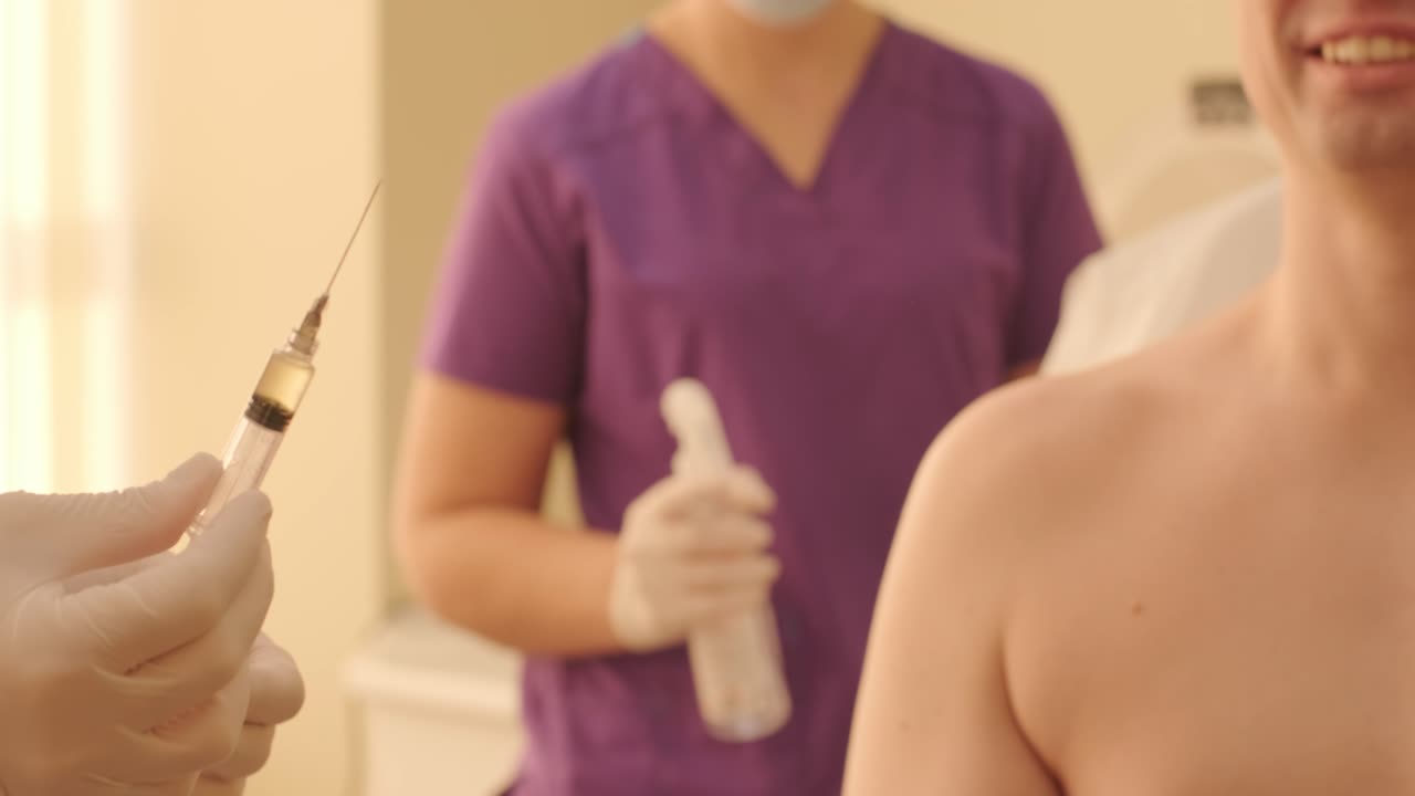 plasma rico en plaquetas prp utilizado en el tratamiento de lesiones. preparación para la inyección utilizando una máquina de ultrasonido