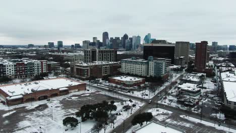 Drohnenaufnahme-Der-Skyline-Der-Stadt-Im-Schnee