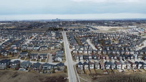 vista aérea de una comunidad suburbana moderna en calgary, canadá, en primavera después del derretimiento de la nieve