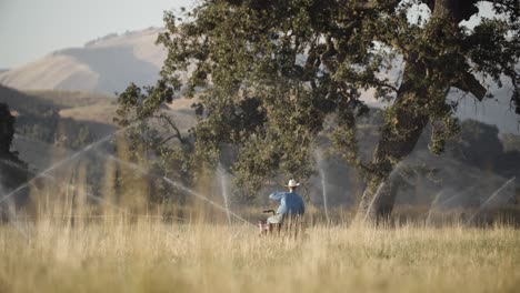 Ranchero-Recorre-Su-Campo-Arreglando-Tuberías-De-Aspersores-Rotas