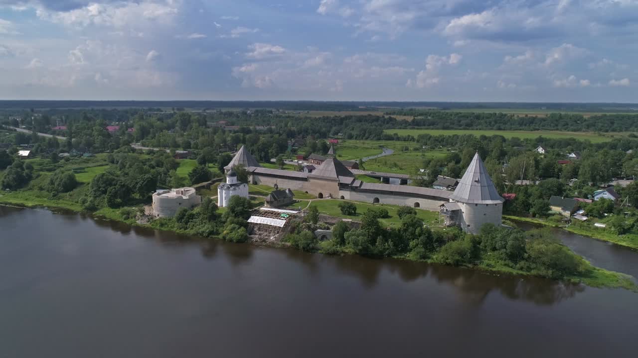 Volo intorno alla fortezza di Staraya Ladoga sul Volkhov