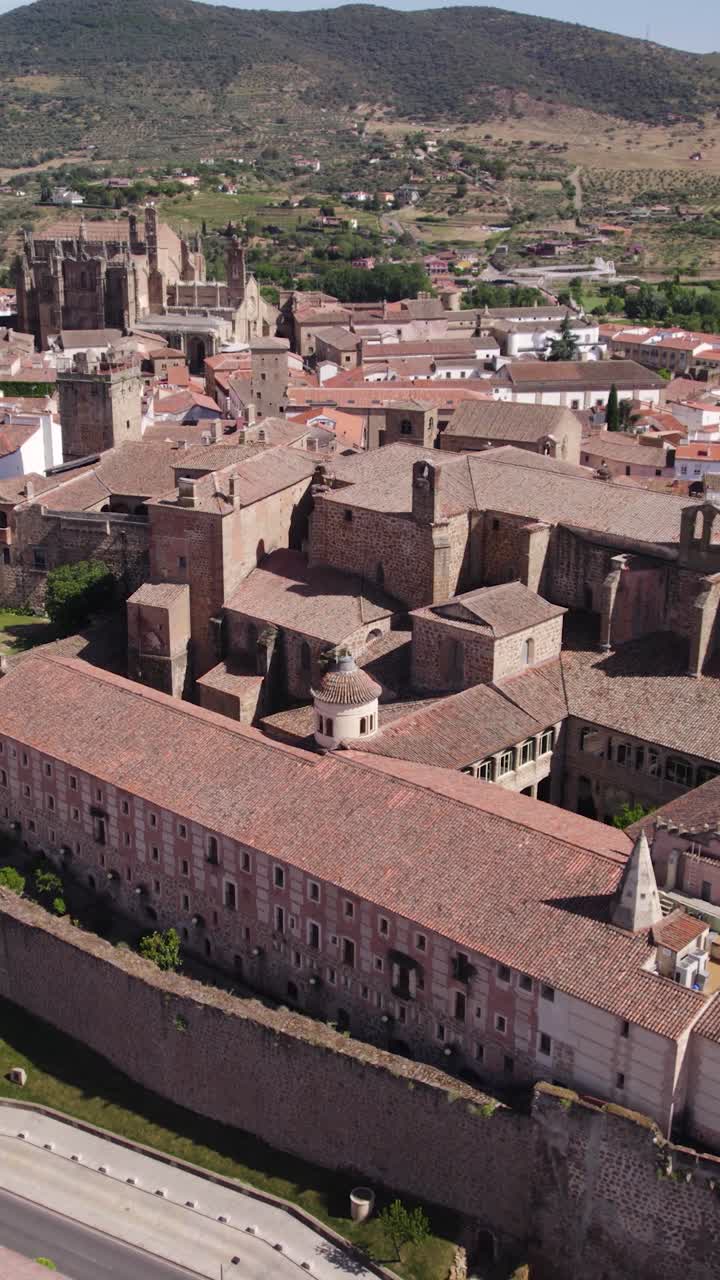Palazzo Mirabel con viste panoramiche sui tetti gotici e rinascimentali di Plasencia. Ripresa aerea verticale