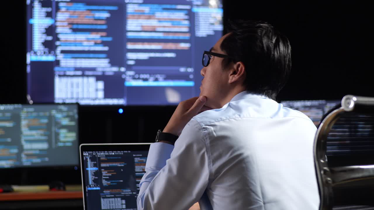 밤에 코딩에 집중하는 프로그래머