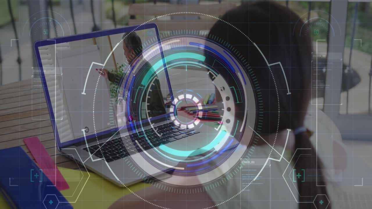 animación de escáner redondo y procesamiento de datos sobre la vista trasera de una niña haciendo una videollamada en una computadora portátil