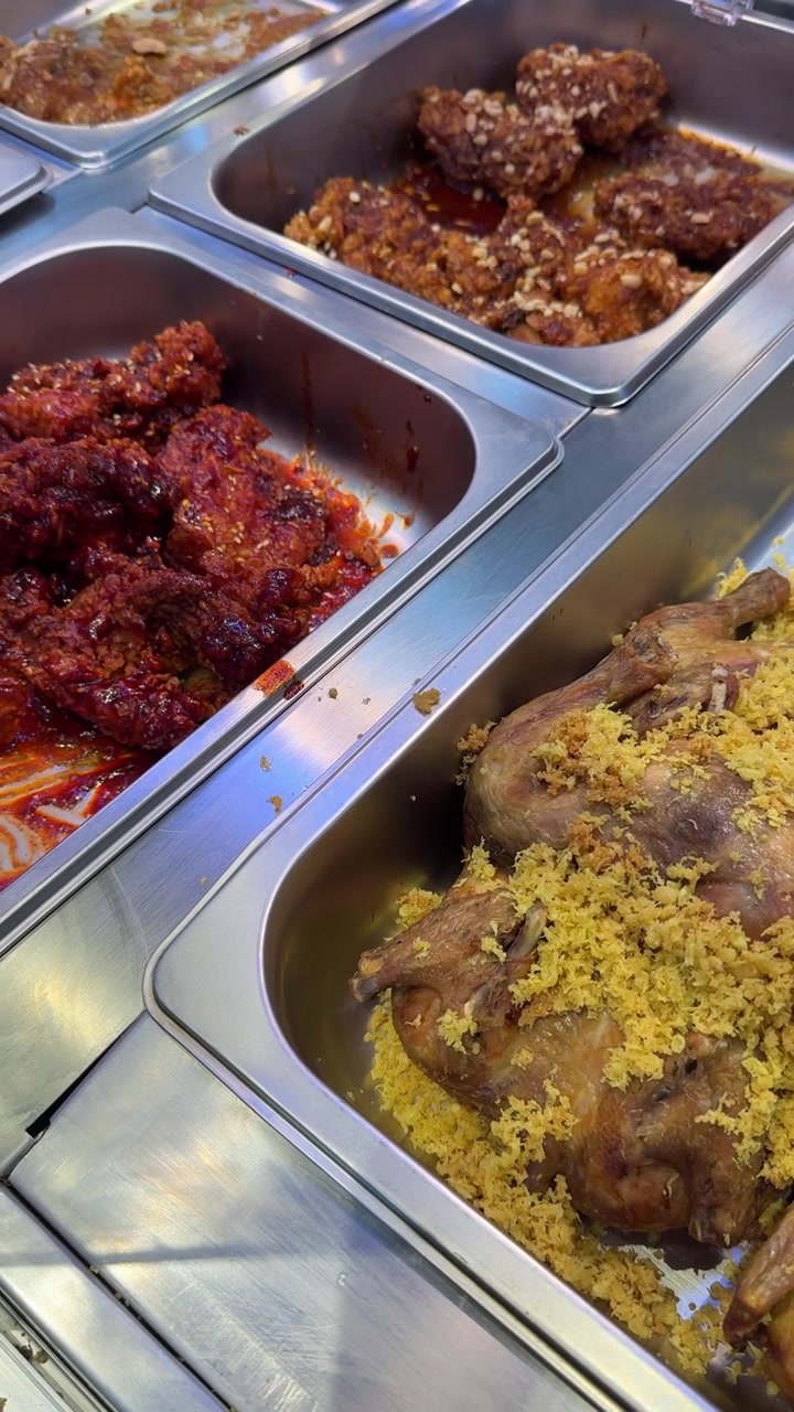 Assortimento di piatti di pollo cotti in un buffet caldo
