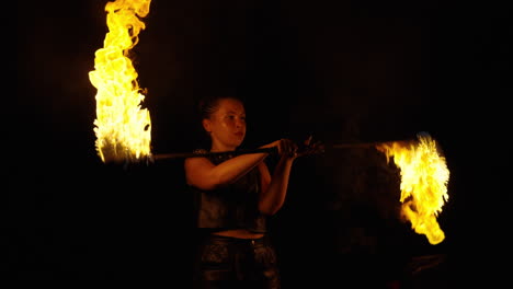 el espectáculo de la bailarina del fuego