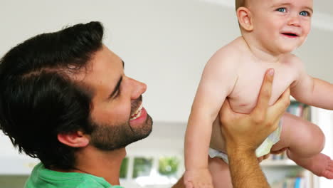 padre feliz jugando con un bebé lindo
