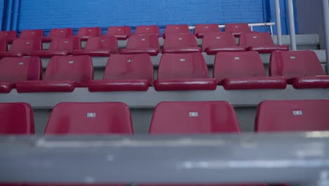 asientos vacíos de arena deportiva, vista de movimiento