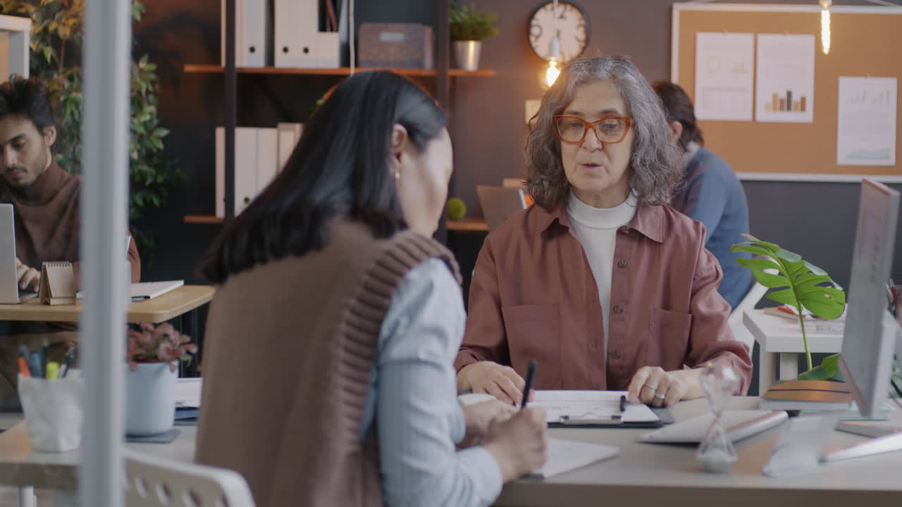 회의에서 사업가 여성