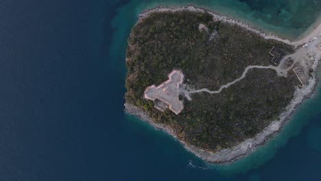 el castillo de porto palermo cerca de himare en albania