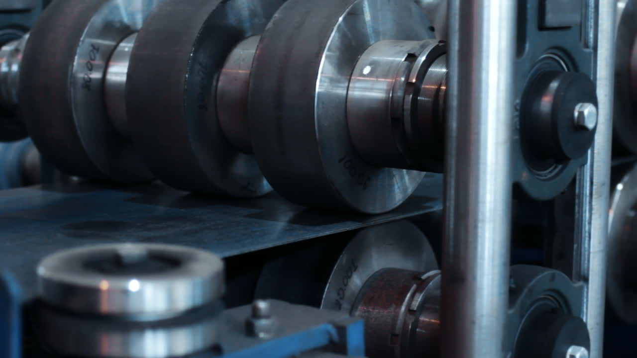 금속 프로파일링을 위한 자동 냉발 기계. 가까운 복잡한 메커니즘