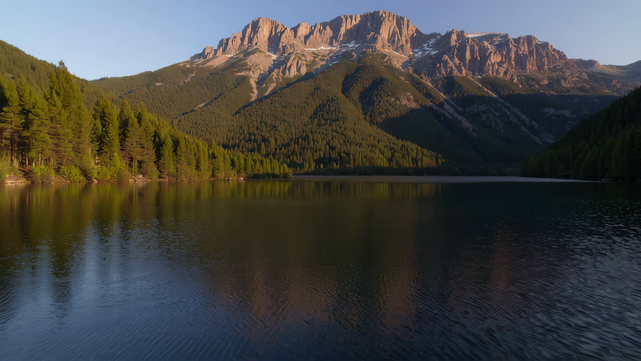 Lago di montagna sereno all'alba/tramonto