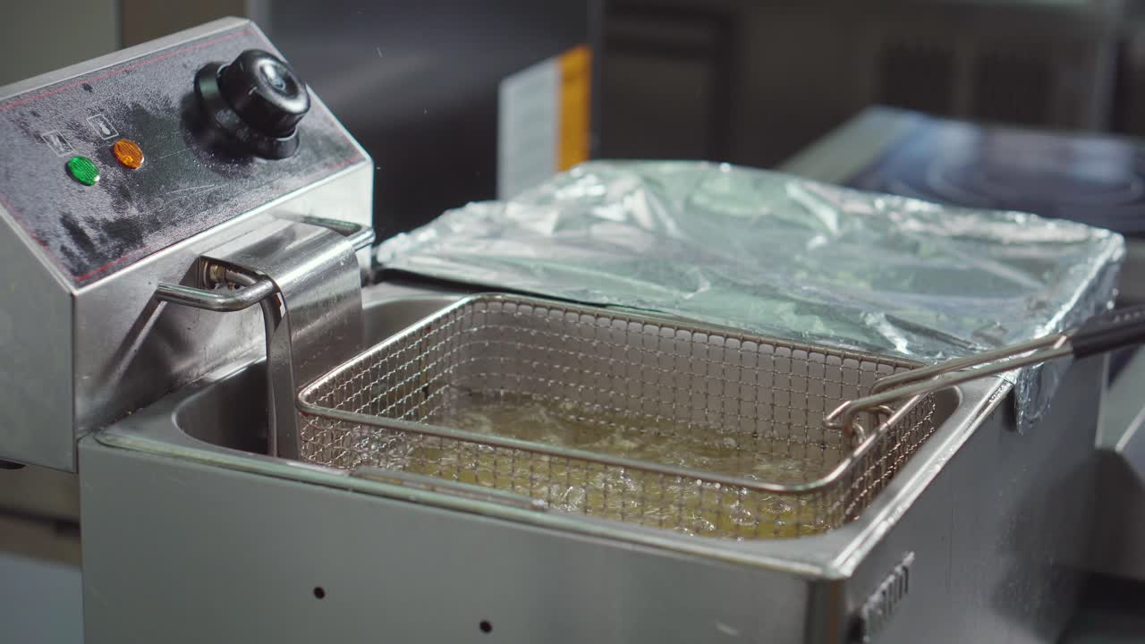 freidora comercial en acción