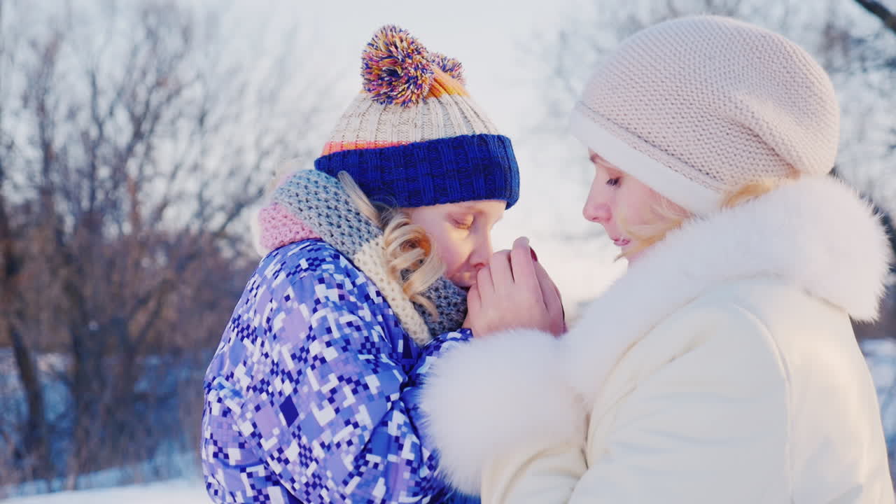 엄마와 딸이 손바닥을 따뜻하게