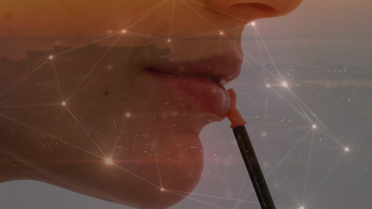 Aplicador de brillo presionando el labio inferior, superposición de nodo brillante depositando brillo tono melocotón para demostración tecnológica.