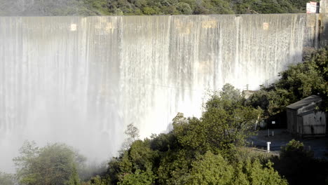 Panorámica-Disparo-Izquierdo-De-Matilija-Creek-Derramándose-Sobre-El-Frente-De-La-Obsoleta-Presa-Matilija-Después-De-Una-Tormenta-De-Primavera-Cerca-De-Ojai-California