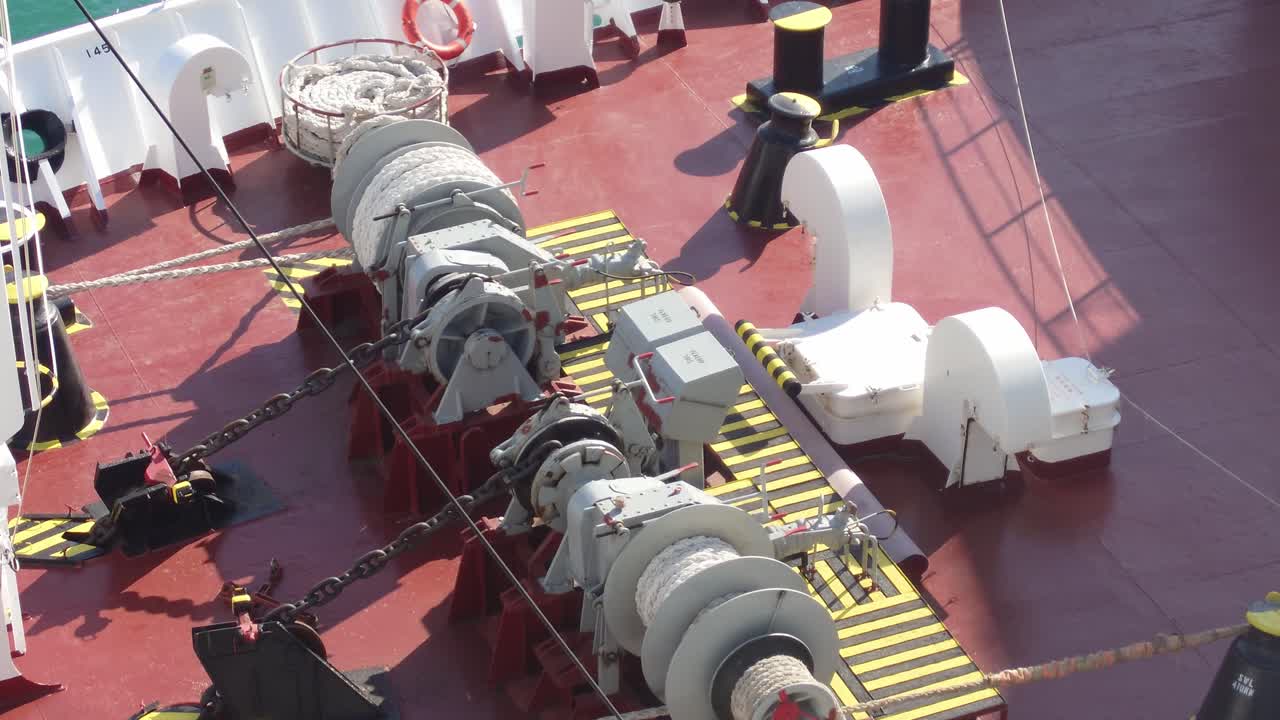 revelado, poleas, elevadores y muchos equipos de envío en la cubierta del buque