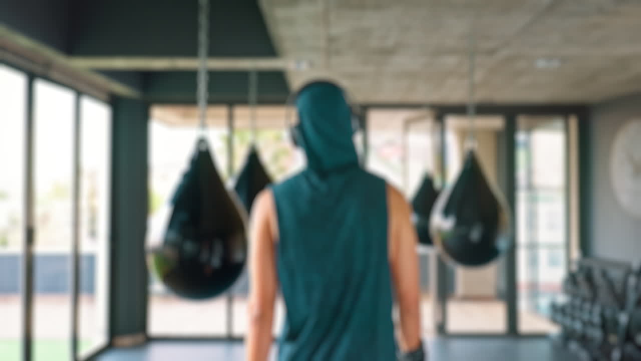 헤드폰, 체육관과 권투 운동을 하는 남자