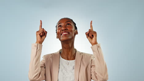 Mujer-De-Negocios-Africana,-Apuntando-Hacia-Arriba