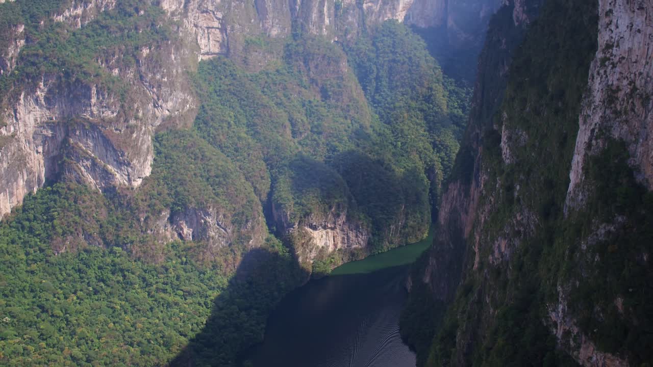 toma aérea cerca de un enorme acantilado en el cañón del sumidero, chiapas, méxico
