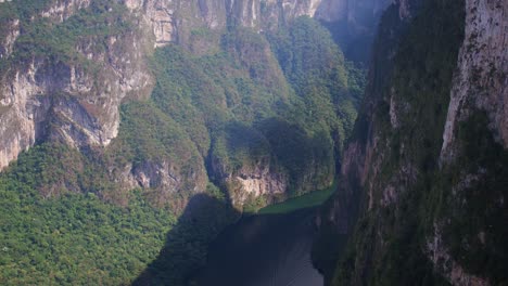 Toma-Aérea-Cerca-De-Un-Enorme-Acantilado-En-El-Cañón-Del-Sumidero,-Chiapas,-México