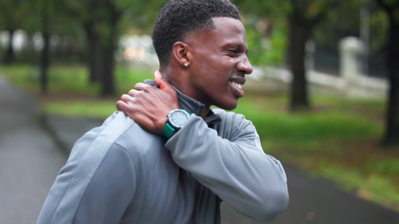 hombre que experimenta dolor en el hombro después del entrenamiento