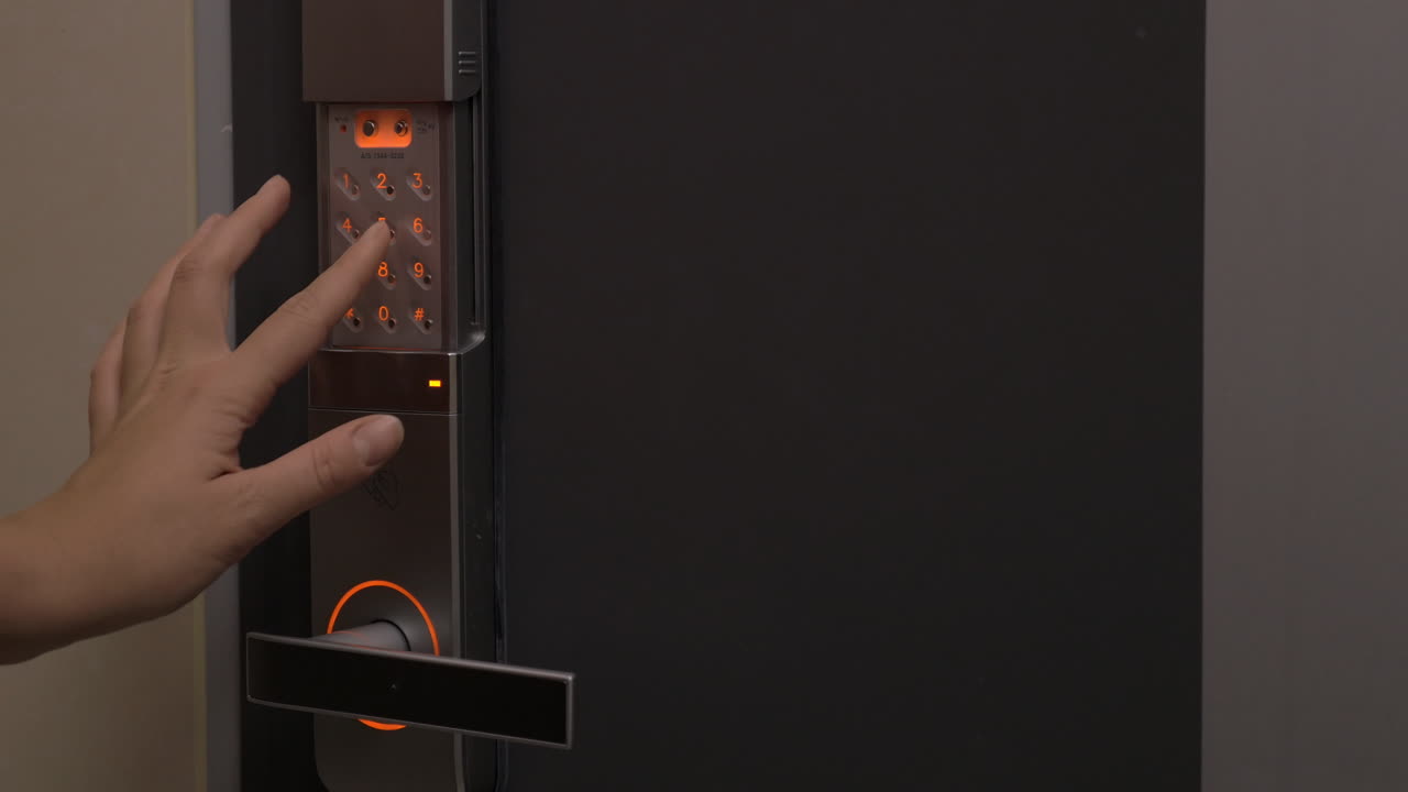 abrir una habitación de hotel equipada con una cerradura de seguridad digital