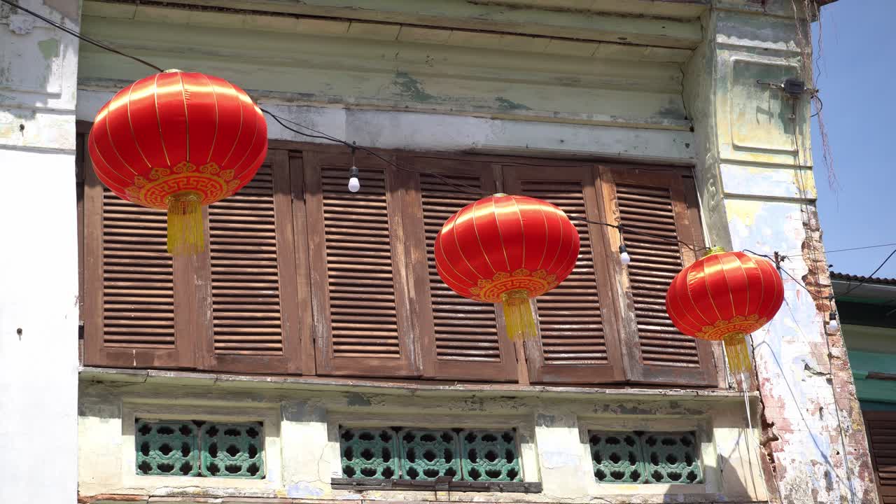 오래된 유산 집에 걸려 있는 붉은 등불