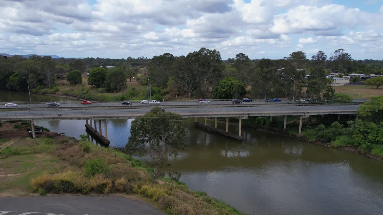 tráfico en el puente de larry storey a través del río logan