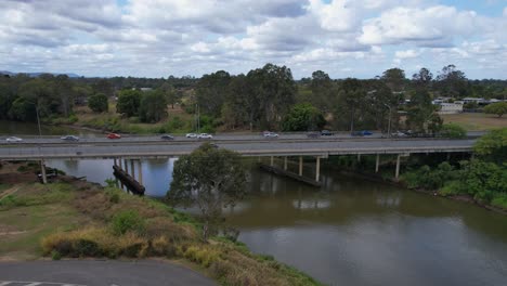 Verkehr-Auf-Der-Larry-Storey-Bridge-über-Den-Logan-River