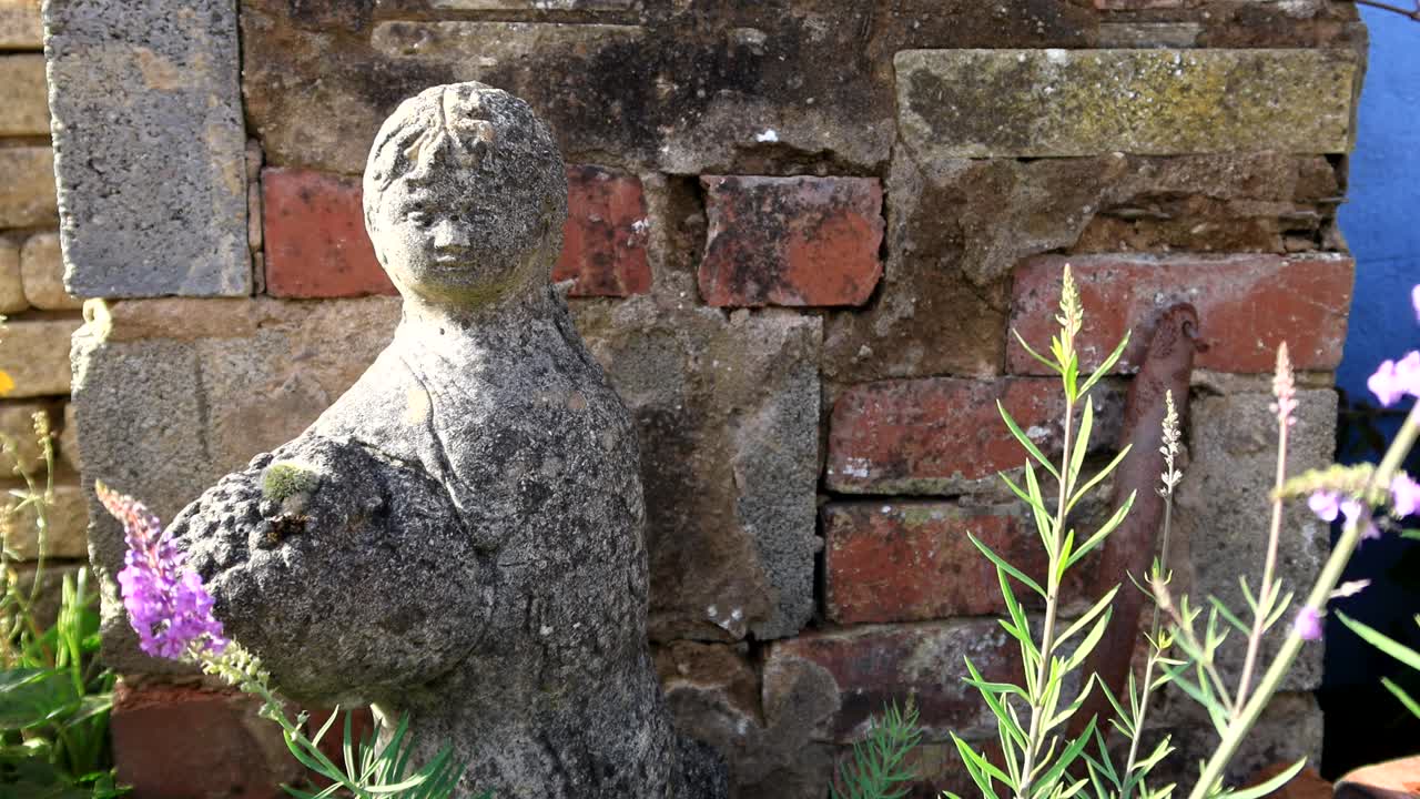 시골 동상과 정원 벽