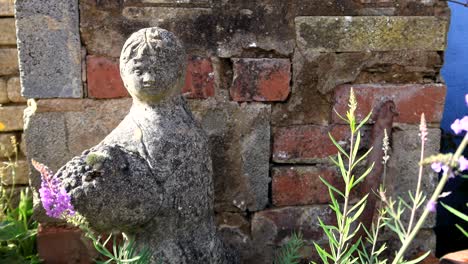 Estatua-Rústica-Y-Pared-De-Jardín