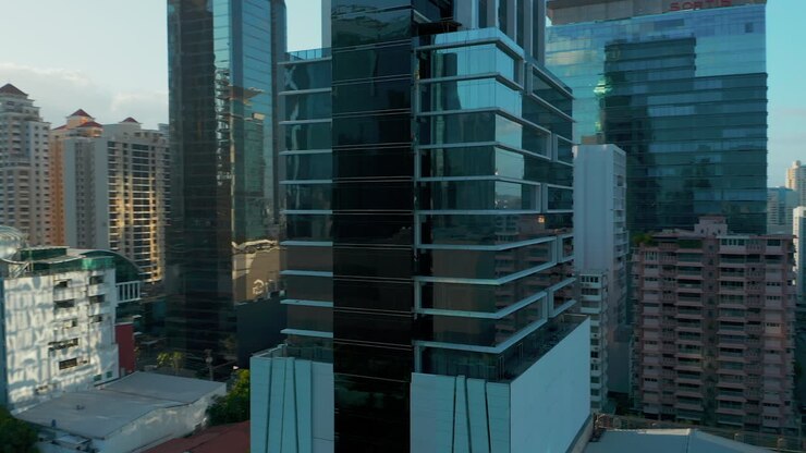 Riflessi sull'esterno in vetro di una piazza di un edificio nel centro di Panama City, Panama, America Centrale