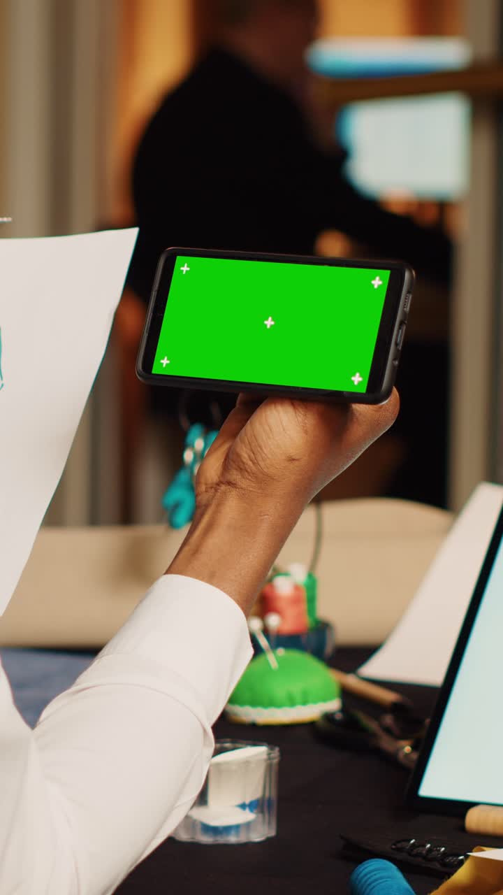 Artigiano che realizza video verticali usando il green screen in un laboratorio