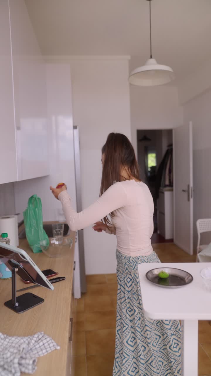 mujer preparando frutas en una cocina moderna