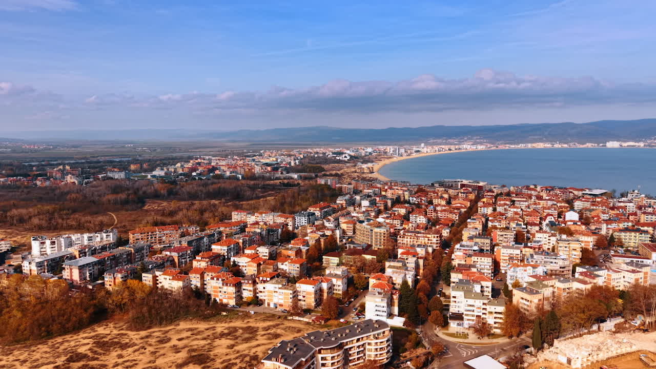 Filmato del panorama cittadino nella stagione autunnale. Paesaggio marino blu e catena montuosa sullo sfondo