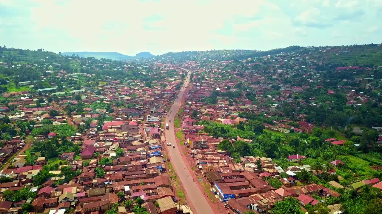 vista aérea de la carretera a lo largo de la ciudad de njeru en el distrito de buikwe, uganda