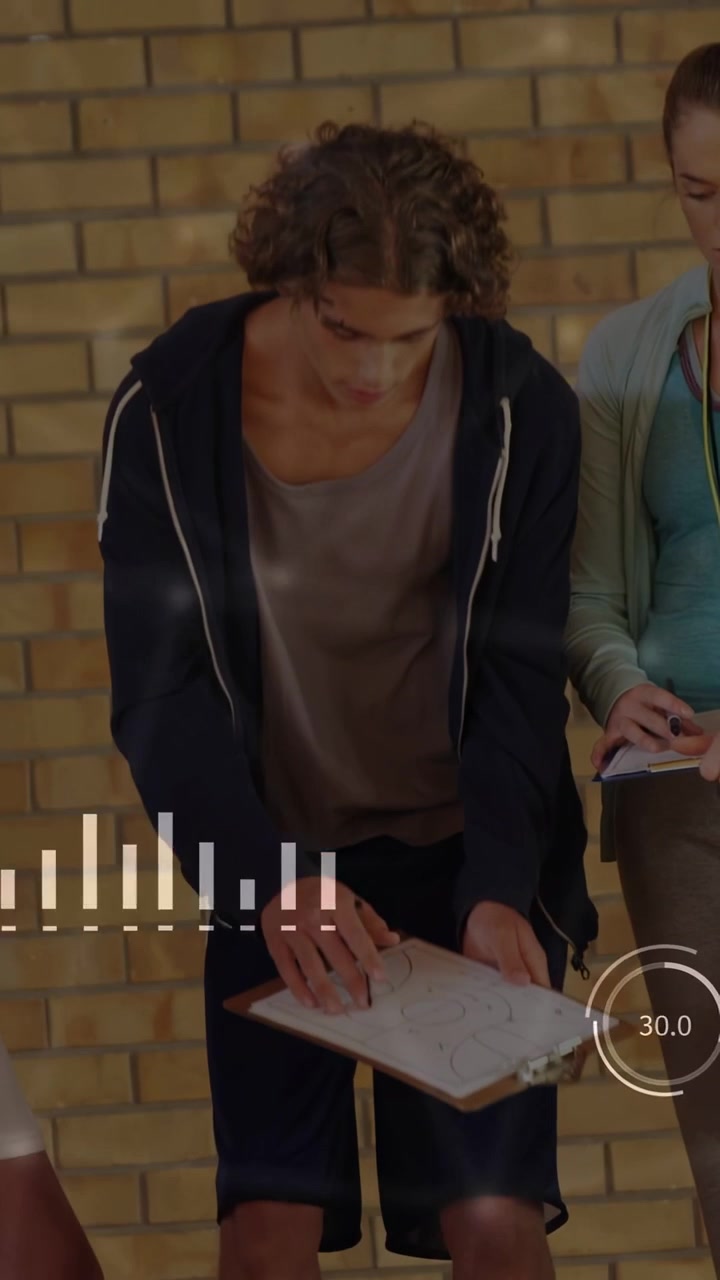 Video verticale: Adolescente maschio che apre un blocco appunti disegnando schemi di gioco sportivi, mentre un HUD mappa gli schemi per la pianificazione.