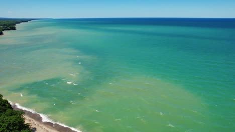 Spektakuläre-Drohnen-Videoaufnahmen-Aus-Der-Luft-Des-Wunderschönen-Eriesees-Im-Sommer-An-Einem-Sonnigen-Tag