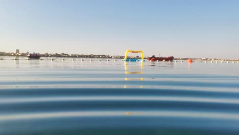 mañana de verano con aguas tranquilas del adriático y flotadores esperando que los niños se despierten