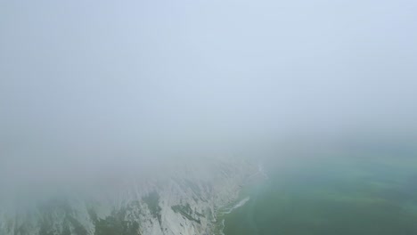 Seven-Systers-Acantilados-Blancos-Desapareciendo-En-Un-Cielo-Brumoso-Tomado-Por-Un-Dron-Dji-Mini-3-Pro-En-Eastbourne,-Inglaterra