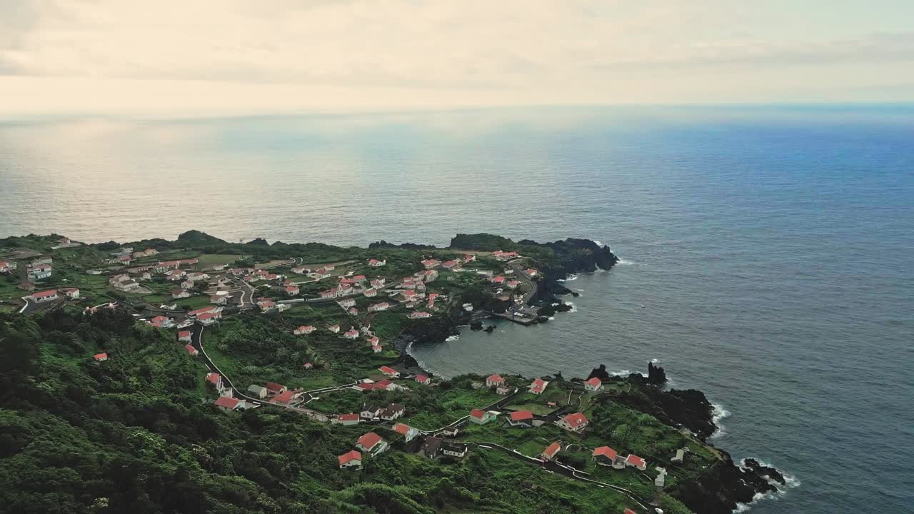 Comunità atlantiche pittoresche, Case remote, Valle collinare, Vista aerea