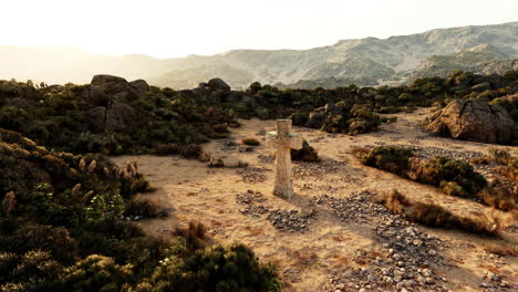 en el desierto al atardecer cruz