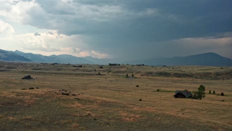 Una-Toma-Aérea-En-Movimiento-Hacia-Adelante-Del-Valle-Del-Paraíso-Del-Río-Yellowstone-En-El-Suroeste-De-Montana