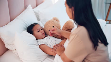 Madre,-Niño-Enfermo-En-Cama-Y-Controlando-La-Fiebre.